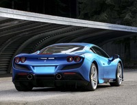 エンジンを透かし見ることができるレキサン製リアウィンドウは、名車の誉れ高い「F40」（1987年）の要素を取り入れたもの。空力性能を損なうことなく、エンジンルーム内の熱気排出も促進する。