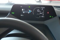 メーターパネルは、ステアリングホイールのリムより上方に見るデザイン。メーターバイザーは備わらない。