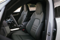 「カイエンS Eハイブリッド」の前席は8wayの電動調整機構付きスポーツシートが標準。オプションで18wayの電動調整機構付きアダプティブスポーツシートや、14wayの電動調整機構付きコンフォートシートも用意される。