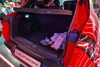 ラゲッジルーム容量は400リッター。