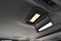 後席の頭上は、「紗綾（さや）形崩し柄」の織物があしらわれる。ルームミラーの照明（写真中央）はLED式。