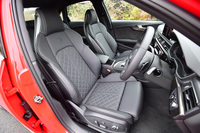 テスト車のフロントシートにはスペシャルオプションとなるSスポーツシートが装備されていた。