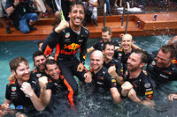 パワーユニットの優劣が出にくいコースのひとつであるモンテカルロで、レッドブルがライバルを圧倒。3回のフリー走行、そして予選Q1、Q2、Q3すべてでトップタイムをマークしたリカルド（写真中央）が、パワーロスというトラブルに屈することなく、是が非でも欲しかったレースでのP1を決めた。2年前のここモナコで、レースをリードしながらピット作業の不手際で勝利を逃していただけに、喜びもひとしおの様子だった。チームは、モナコでおなじみとなったレッドブル・エナジーステーションのプールで、出走250戦目の記念すべき勝利を祝った。（Photo=Red Bull Racing）