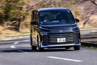 新型「ヴォクシー」のプラットフォームは、TNGAの思想に基づいて開発された「GA-Cプラットフォーム」。フロントサスペンションはマクファーソンストラット式、リアサスペンションはトーションビーム式となる。