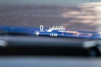 スズキの小型車で初採用となるカラーヘッドアップディスプレイ。カーナビの交差点案内や予防安全装備の作動状況など、表示できる情報は多彩。