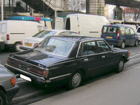 「ダットサン280C」。バッジからして、この車両はディーゼル仕様である。セーヌ左岸・地下鉄6号線付近で2004年に撮影。