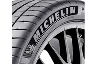 「パイロットスポーツ4S」のサイドウォール（MICHELINロゴの部分）には「プレムアムタッチデザイン」と呼ばれるベルベット加工が施される。新しいモールド技術を用いて光の反射を抑えた深い黒を作り出して、ロゴ部分を際立たせる技術だ。またホイールのリムを守る「リムプロテクター」構造も見どころのひとつだ。