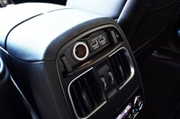 センターコンソールの後端には、後席用のUSBソケットやエアコン吹き出し口がレイアウトされている。