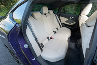 あくまで「グランクーペ」なので、背の高い人にとっては後席のヘッドルームがちょっと足りなく感じるかもしれない。中央のヘッドレストは前に倒して格納できる。