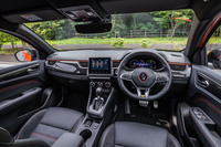 日本に導入される「アルカナ」には、モータースポーツの血統を受け継ぐという「R.S. ライン」仕様が採用される。ドアとダッシュボードにカーボン調パネルが組み込まれているほか、インパネ上部に入る赤いアクセントラインが特徴だ。日本仕様は全車右ハンドルとなる。