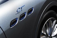 フロントフェンダーのエアアウトレットもブルーの差し色で飾られる。「GT」グレードならではのディテールである。