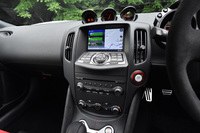 「フェアレディZ NISMO」のセンタークラスターまわり。多くの操作がタッチスクリーンに統合された昨今のインフォテインメントシステムとは異なり、オーディオやナビゲーションシステムの操作に、個別のボタンが割り振られている。