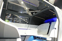 「スペースハブ」の魅力といえば、なんといってもこの車内空間！ しかし、インテリアとの連続性を感じさせるこのシート形状は、市販モデルへの反映は難しそうだ。市販車のシートには、リクライニング＆スライド機構や、格納・可倒機構など、さまざまな機能を盛り込まなければならないからだ。