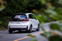 「フィットe：HEVモデューロX」は、ロッドの材質やオイル、シールなどが変更された専用ダンパーを装備。快適性の向上が図られている。