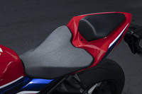 シートカウルはタイヤが巻き起こす乱流の抑制に加え、ライダーがレーシングポジションを取った際に、背中から後方へとスムーズに空気が流れることを考慮して設計。高速走行時の空気抵抗を低減させる。