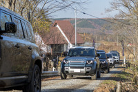 およそ60分の「オフロードエクスペリエンス」を終えてベースとなったクルマアソビベンチャーフィールド安比に戻ってきた参加車両。ボディー下部の汚れは、小さな冒険とドライバーの勇気の証しである。