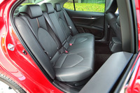 
	後席は、広さはもとより静粛性の高さもセリングポイント。荷室と独立したキャビンを持つセダン、「カムリ」ならではの長所とアピールされる。
	