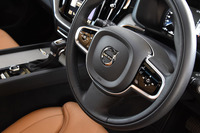 ステアリングホイールの左側スポーク部には、アダプティブクルーズコントロールのスイッチが置かれる。