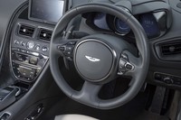 両サイドを押しつぶした形状のステアリングホイールはアストンではおなじみのデザイン。右スポーク上にはドライブモードを切り替える「S」ボタンが備わっている。