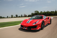 フィオラーノを疾走する「フェラーリ488ピスタ」。エンジンは488GTBに比べて50％ものパーツが新開発されたという。その印象やいかに。