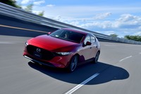 発売間もない「マツダ3」は、国内のテストコースでガソリン車とディーゼル車に試乗。海外では次世代のガソリンエンジンである「スカイアクティブX」搭載モデルも試しました。（photo：小林俊樹）