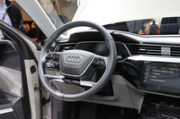 「e-tron」のダッシュボード。バーチャルコックピットこそ備わっているが、「EVに乗ってるぞ感」は希薄である。