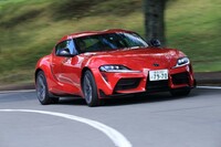 四輪のコーナリングに対するアプローチは二輪とは逆。車体のロールをいかにして減らすか、あるいはロールしてもタイヤの接地角度を水平に保てるかが、研究開発の課題だった。