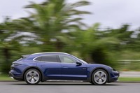 「タイカン4クロスツーリスモ」の最高出力は380PS。ローンチコントロールによるオーバーブースト時は476PSに達し、0-100km/h加速を5.1秒でこなす。