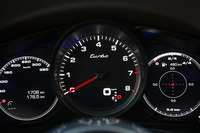 エンジン回転計を中心に据えたメーターパネル。Gセンサー（写真右）も表示される。