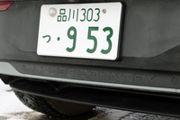 電気自動車として専用開発された「EX30」をベースに、最低地上高を20mm引き上げた四輪駆動モデル「EX30クロスカントリー」。リアバンパー下部とCピラーに「CROSS COUNTRY」のロゴが入る。