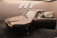 1971年「ルノー17クーペ」をEVで再解釈した「R17コンセプト」。プロジェクトにはフランス人デザイナーのオラ・イト氏が参画した。オリジナルが前輪駆動であったのに対し、後輪駆動が採用されている。