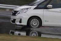 それぞれ3回ずつ制動距離を計測した結果、「エナジーセイバー＋」が20.1m、22.3m、23.4mだったのに対し、「クロスクライメート＋」は19.5m、19.4m、19.4mをマークした。