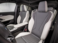 日本仕様はアルカンターラとヴェガンザ（ビーガンレザー）のコンビ表皮がスタンダードになるようだ。もちろんヴァーネスカレザーなどの豪華な仕立ても選べる。