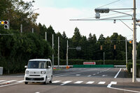 市街地を模したテストコースを走る新型「N-BOX」。操舵関連では、新たに採用された舵角センサーの情報をもとにパワーステアリングをコントロールすることで、より緻密な制御を実現している。