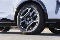 「E-3008」は日本の富士山がモチーフの「FUJI」と名づけられたホイールを装備。「BEVの頂に立つ者のホイール」とされている（普通の「3008」は槍ヶ岳がモチーフの「YARI」を装備）。