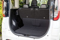 後席を一番前に固定したときの荷室はご覧のとおり。スーパーマーケットのかごが縦に入るくらいの奥行きがある。