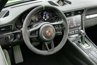 アルカンターラ巻きのステアリングホイールはスポークが肉抜きされた軽量構造。CFRP製のシフトパドルは「ヴァイザッハパッケージ」に含まれている。