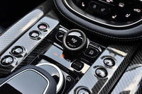 センターコンソール前方に、「DBX707」専用のアイテムとなるダイヤル式の「ダイナミックドライブモード」スイッチを、その左右にサスペンションの減衰力とトラクションコントロールの切り替えスイッチを配置。これらの両サイドに並ぶスイッチの形状も同車専用デザインとなっている。