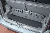 フロアボードは脱着式で、使用しないときは写真のように収納が可能。コンビニ袋などの荷物がかけられるよう、縁には突起（耐荷重1kg）が設けられている。