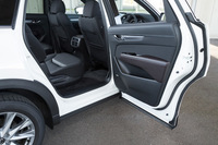 3列目シートの乗降性に配慮し、リアドアの開閉角度は最大80度と大きく取られている。