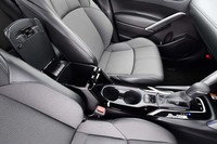 前席のシート間には小物入れやカップホルダーが並ぶ。ドリンクホルダーは、ドアパネル側にも備わる。