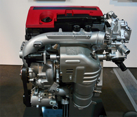 
    新型「シビック タイプR」に搭載される2リッターVTEC直噴ターボエンジン。説明スタッフいわく、「出力を出すことはもちろんですが、とにかく冷却に気を使いました」とのこと。
    