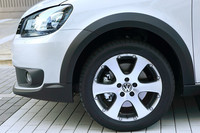 17インチアルミホイールを装着（「ゴルフトゥーラン」は16インチ）。タイヤサイズはフロントが215/50R17で、リアが235/45R17。