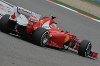 フェラーリの苦しい戦いは続く。前戦マレーシアGPで劇的優勝を遂げたフェルナンド・アロンソ（写真）は、予選9位から同順位でゴールし2点を獲得。フェリッペ・マッサに至っては12番グリッドから13位完走といいところなし。少なくとも5月初旬のテストで予定される大幅なアップグレードまではこの苦闘は続くとみられている。（Photo=Ferrari）

