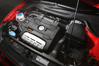 先代「GTI」を、パワーで29ps、トルクで3.1kgm上回る1.4リッターツインチャージャーユニット。同エンジンを搭載する「ゴルフTSIハイライン」と比べても、パワーが19ps増し、トルクは1kgm増しになっている。