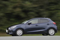 フロントサスペンションのキャスター角は従来型の3.3度から5.0度へハイキャスター化された。ステアリングの手応えと直進安定性の改善を狙う。