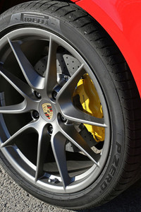 「ケイマンS」の標準タイヤサイズは前が235/40ZR19、後ろが265/40ZR19。前後とも4ピストンのモノブロック・ブレーキキャリパーが備わる。