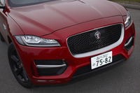 Ｊ型のポジショニングライトが備わるフロントまわり。グロスブラックのグリルは、無償オプションとして提供される。