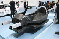 このモノコックボディは「L1コンセプト」のもの。