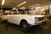 1963年の東京モーターショーでデビュー、約2年後にようやく発売されたスズキ初の小型乗用車である「フロンテ800」（1965年）。スタイリングは当時売れっ子だったイタリア人デザイナーの「ミケロッティ」風だが、スズキのオリジナルという。サイドウィンドウにカーブドガラスをいち早く採用していた。